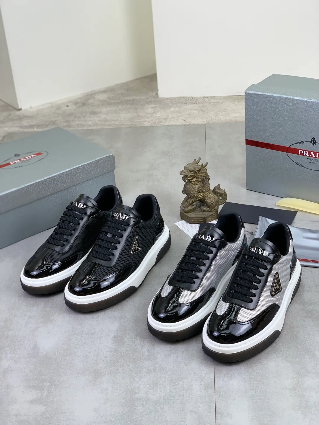 Men's Men's Shoes 💰P600 💰【New Style】 The latest model of high-quality PRADA classic men's shoes has been launched on the official website at 1:1, synchronized in Hong Kong, and on the same catwalk; all made of calfskin➕imported cowhide lining, 🍡🍡original rubber outsole, non-slip and wear-resistant; comfortable on the feet, attractive style, fine workmanship, and simple and neat shoe lasts, showing the courage and toughness of men, 👍Size: 39-44 (45 can be customized) black White color🉑️choose